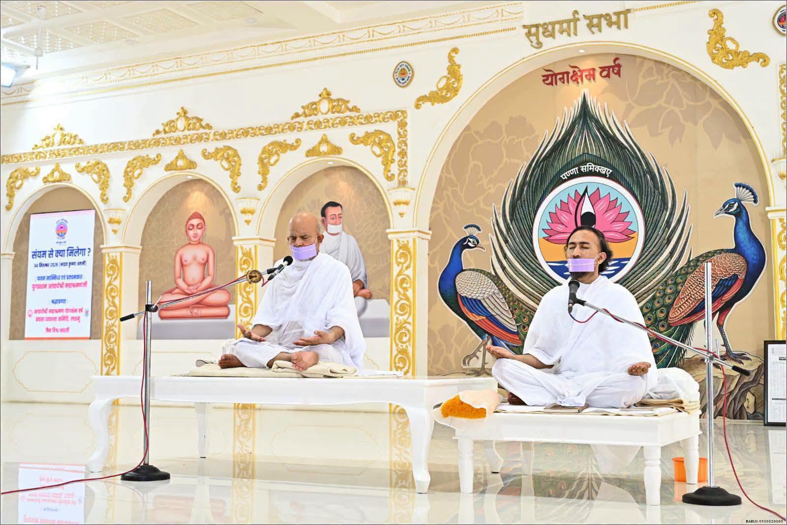 तन कर, मन कर, वचन कर, देत न काहु दुःख;  तुलसी पातक झरत हैं, देखत वा को मुख 