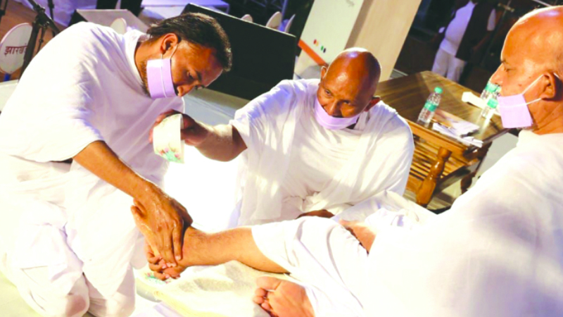 गुरुभक्ति का मनभावन दृश्य