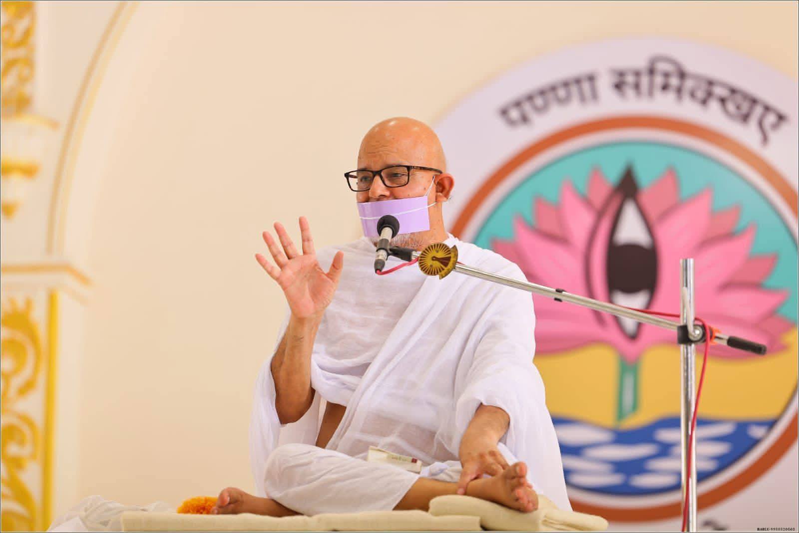 वैभव की अंधी दौड़ और कमजोर नैतिकता ही इंसान को बेईमानी की ओर धकेलती है : आचार्यश्री महाश्रमण